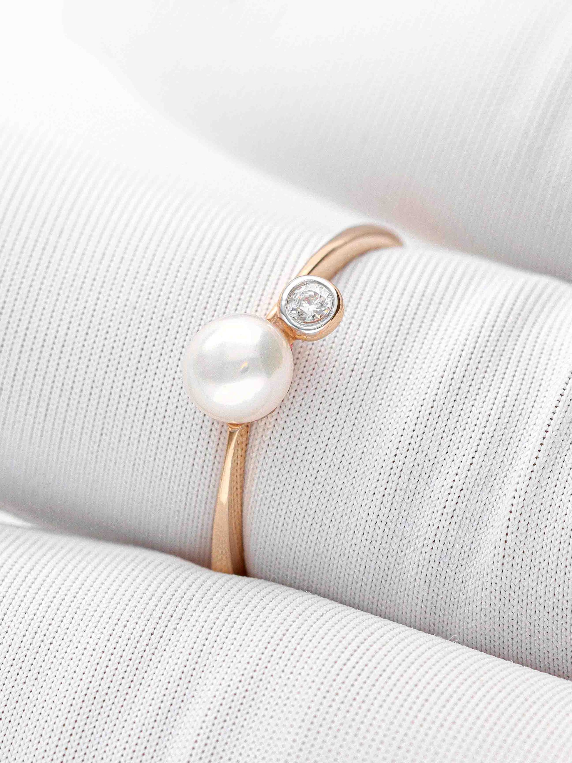 Žiedas su baltu perlu ir mažyte brangakmenio akute – šiuolaikiška klasika