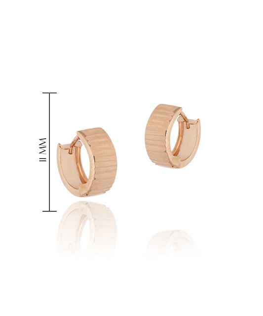 Rožinio aukso huggies auskarai su faktūra 11 mm