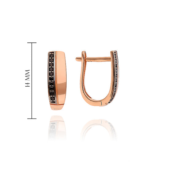 Auskarų su juodų akmenų linija vaizdas iš arti