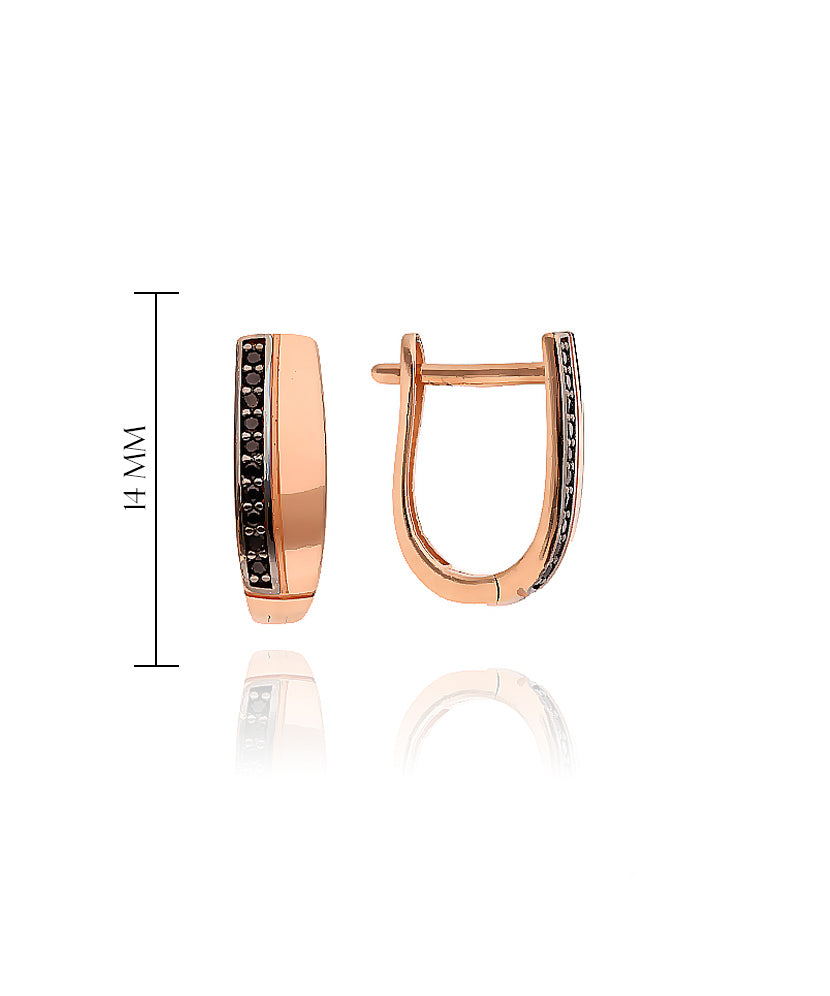 Auskarų su juodų akmenų linija vaizdas iš arti