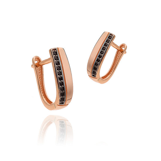 Rožinio aukso auskarai su juodais akmenimis ant modelio ausies