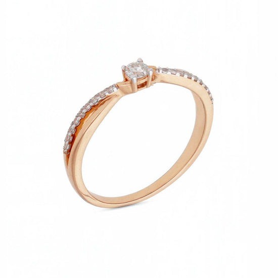 Rožinio aukso žiedas su centriniu deimantu ir šoniniais briliantais