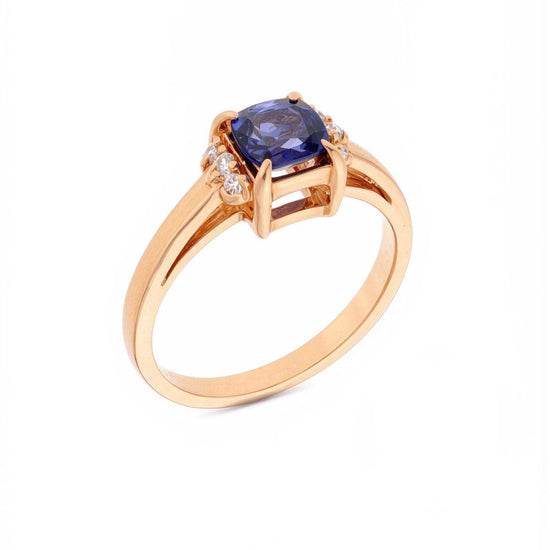 Rožinio aukso žiedas su safyru ir šoniniais briliantais