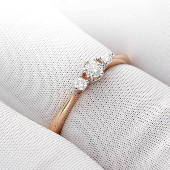 Ekskluzīvs saderināšanās gredzens ar trīs dimantu kompozīciju