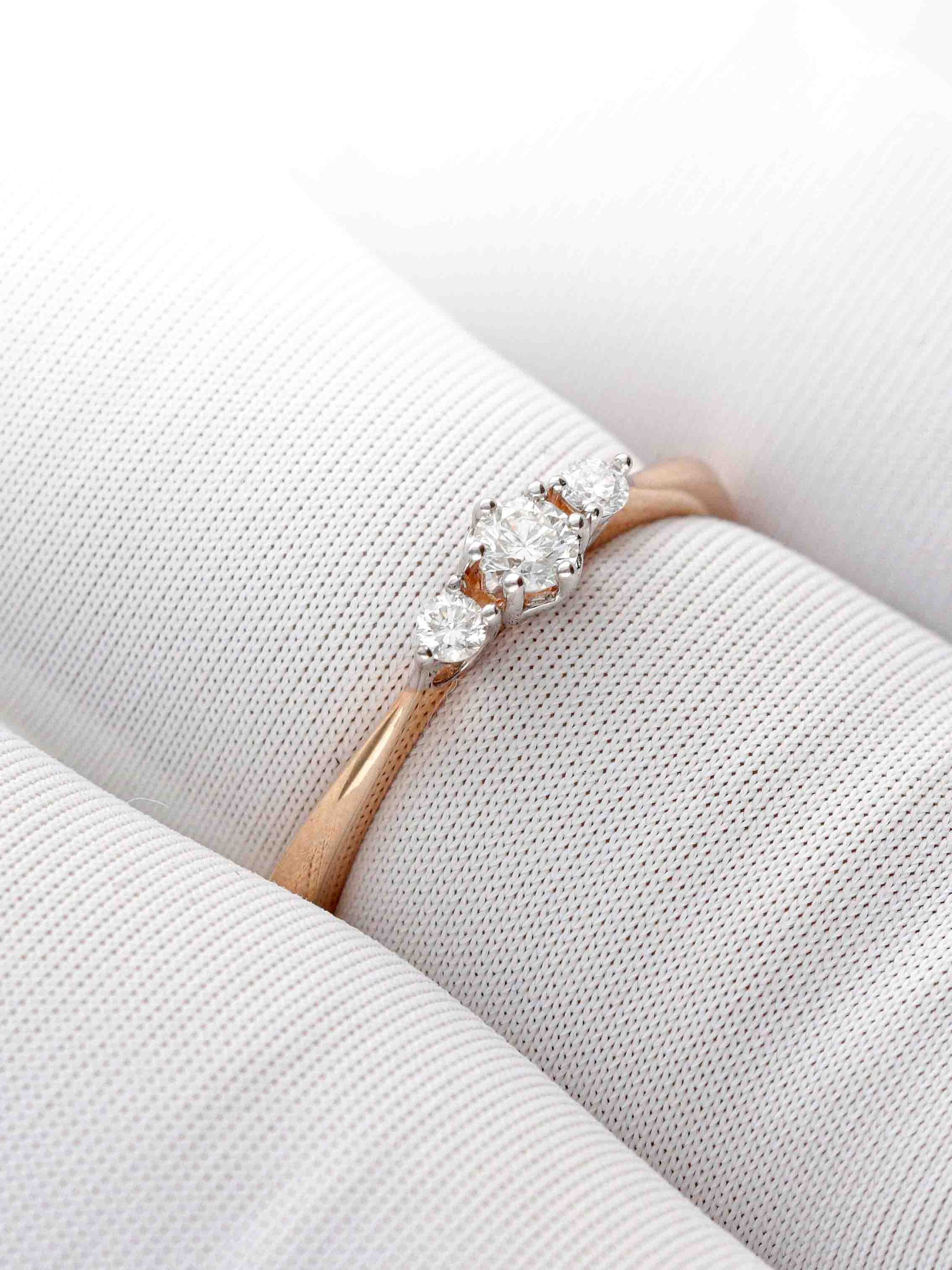 Ekskluzīvs saderināšanās gredzens ar trīs dimantu kompozīciju