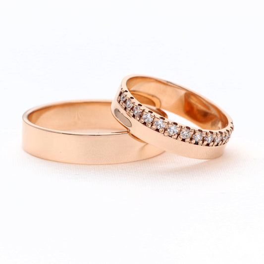 Rožinio aukso vestuvinių žiedų pora, 6 mm, lygus klasikinis ir žiedas su briliantų juosta