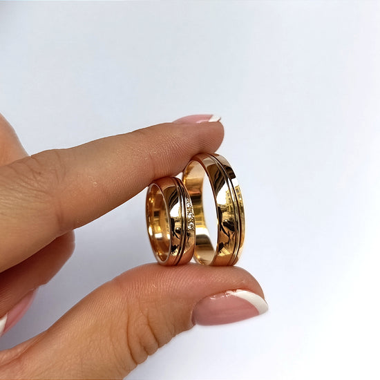 Rožinio aukso žiedų pora su subtiliomis griovelių linijomis ir cirkoniais, 6 mm