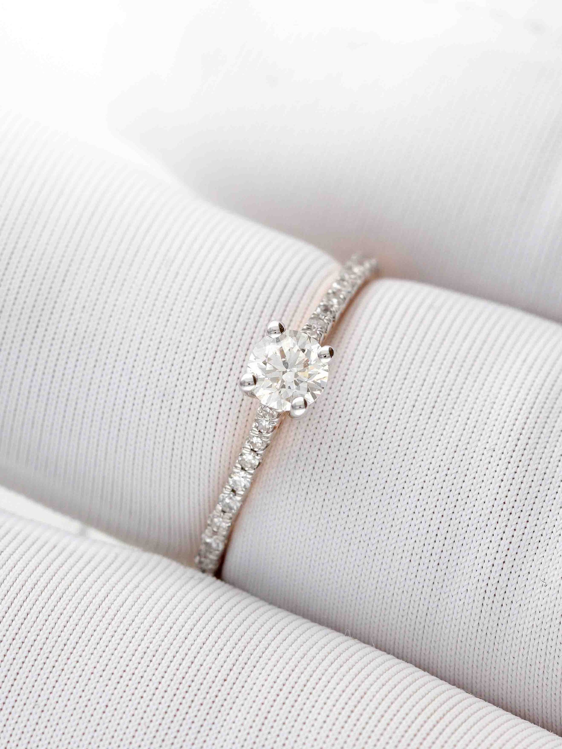 Prabangus sužadėtuvių žiedas su briliantu