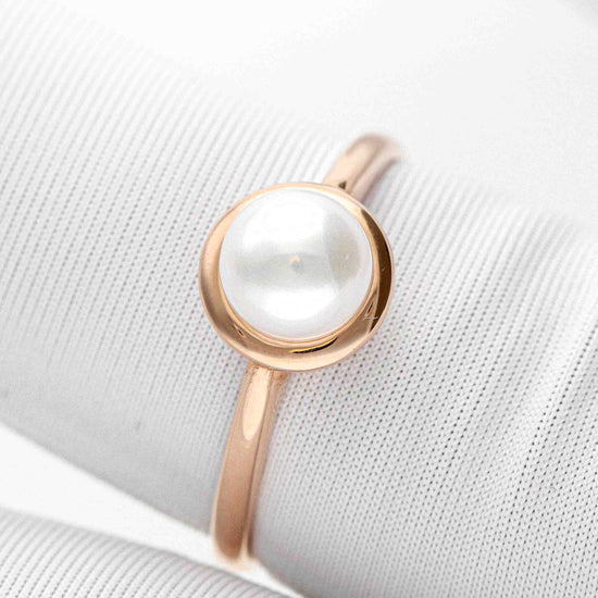 Elegantiškas žiedas su perlu moterims