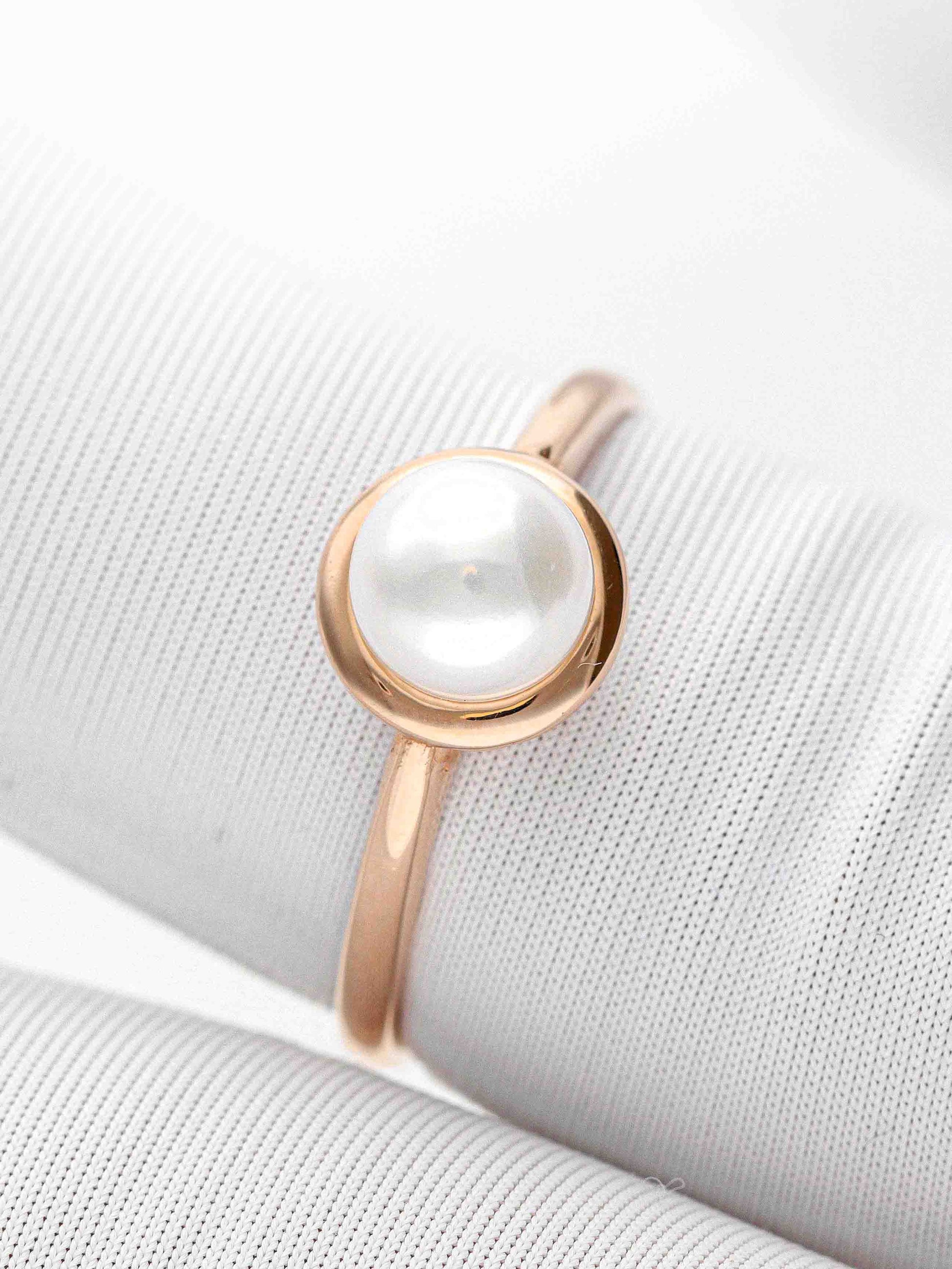 Elegantiškas žiedas su perlu moterims