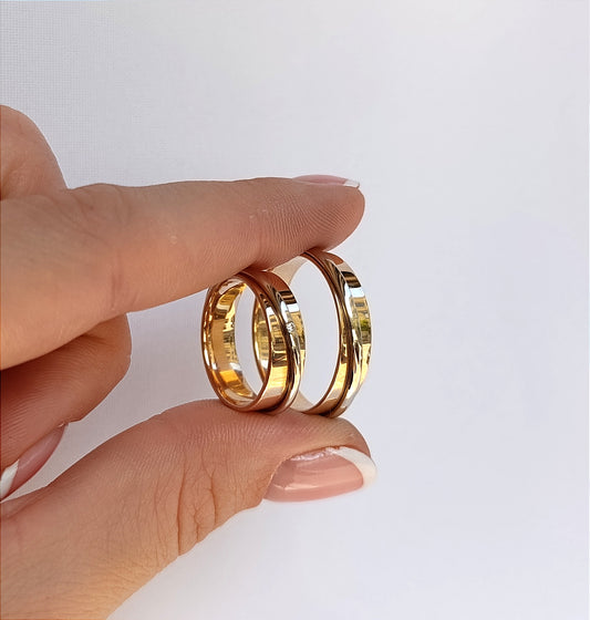 Žiedų pora iš rožinio ir balto aukso, apvalus profilis, viename – brilianto akcentas, 6 mm