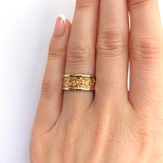 Rožinio ir balto aukso žiedų pora, 8 mm, reljefinė centrinė juosta