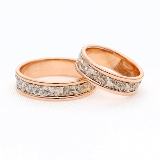 Rožinio aukso vestuviniai žiedai, 5 mm, balto aukso juosta su „skaldyto ledo“ tekstūra