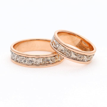 Rožinio aukso vestuviniai žiedai, 5 mm, balto aukso juosta su „skaldyto ledo“ tekstūra