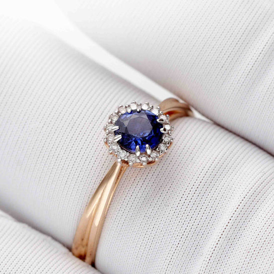Moteriškas žiedas su safyru apsuptu deimantų