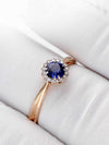 Moteriškas žiedas su safyru apsuptu deimantų