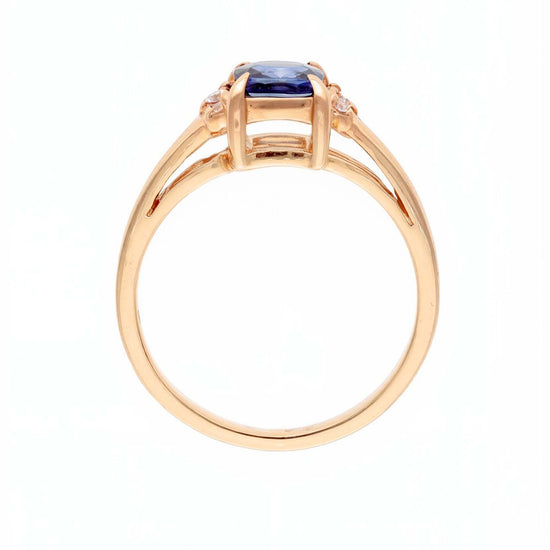 Mėlynas safyras centrinėje žiedo vietoje su deimantiniais akcentais