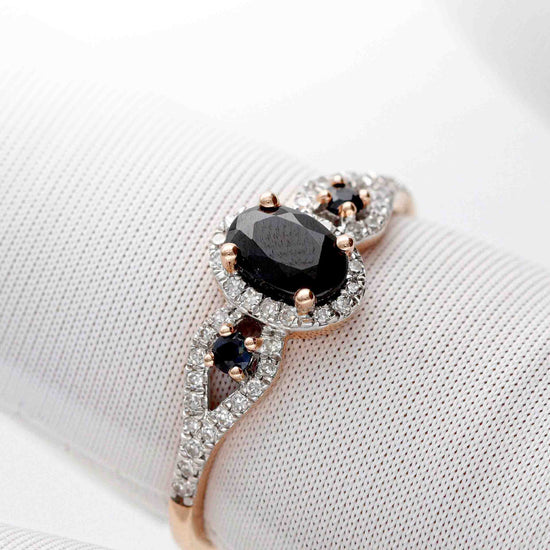 Elegants saderināšanās gredzens ar safīru centrā