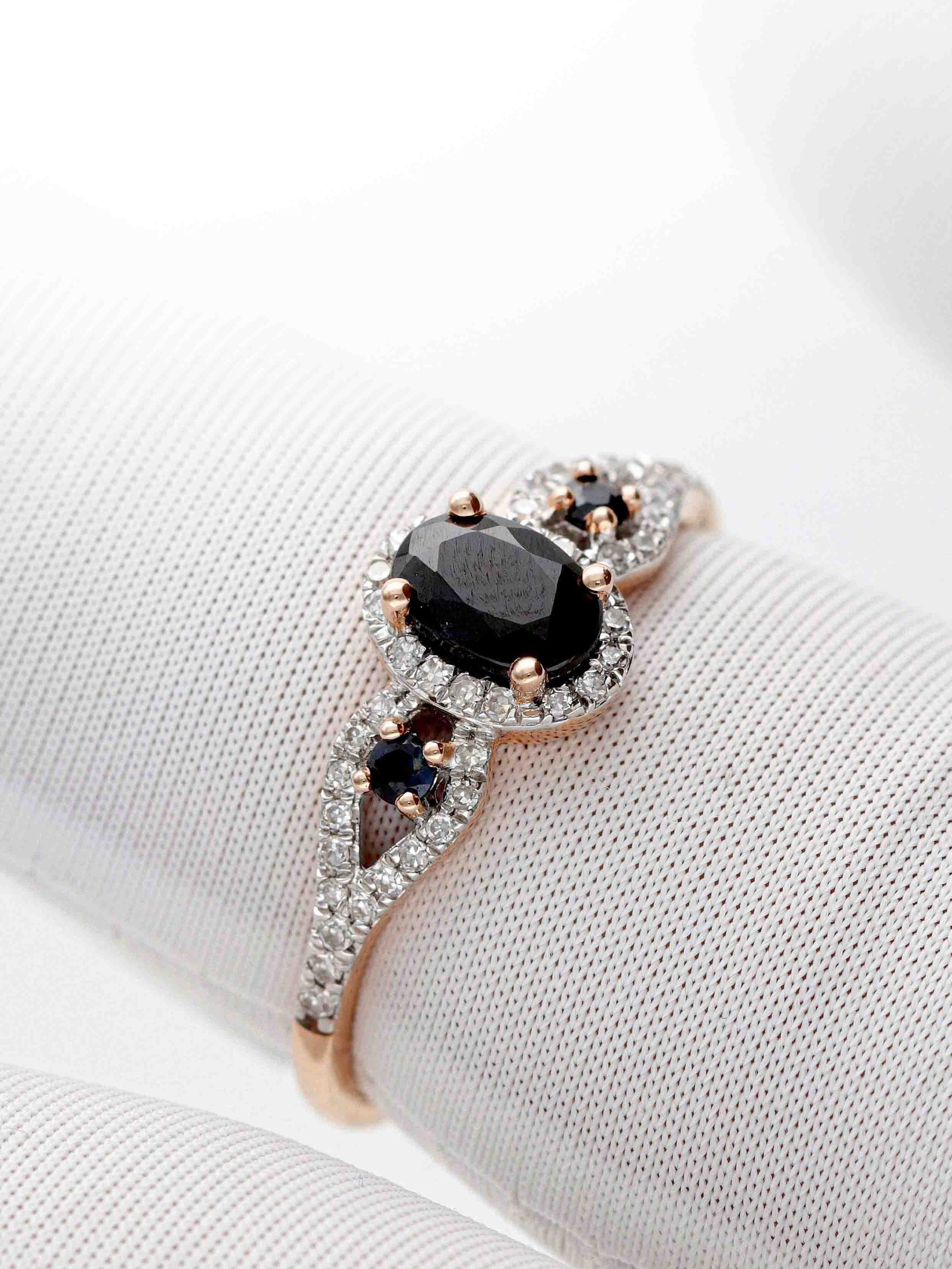 Elegants saderināšanās gredzens ar safīru centrā