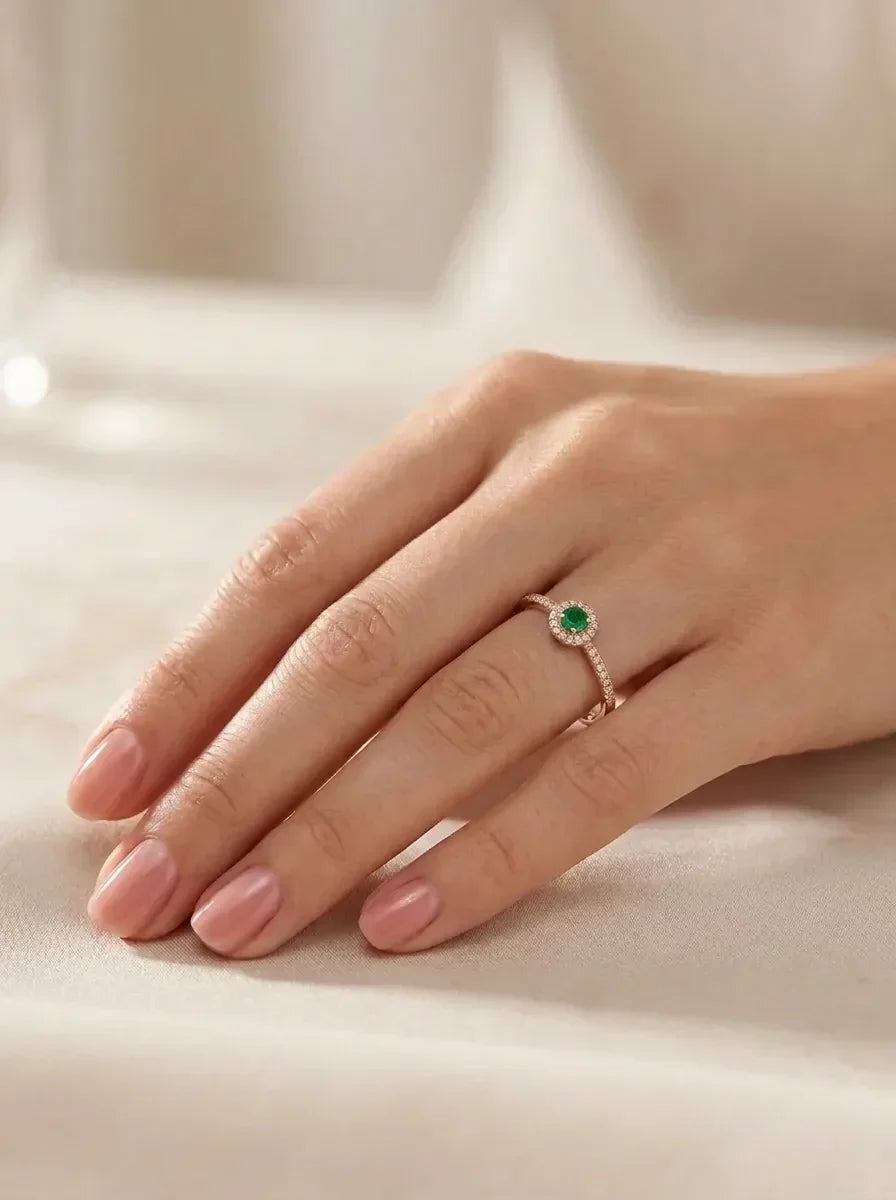 Auksinis moteriškas žiedas su žaliu smaragdu ir briliantais