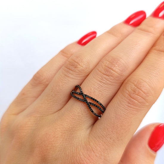 Prabangus raudono aukso žiedas su juodų brangakmenių detalėmis