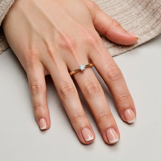 Klasikinis sužadėtuvių žiedas dėvimas ant piršto