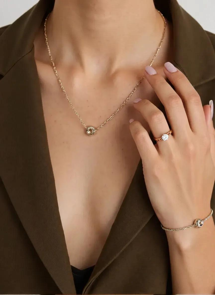 Auksinis sužadėtuvių žiedas su akmeniu ant piršto