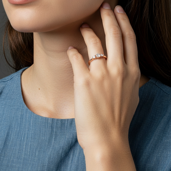 Zelta saderināšanās gredzens ar akmeņiem pirkstā