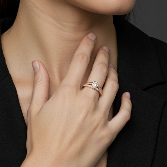 Auksinis sužadėtuvių žiedas su akmeniu ant piršto