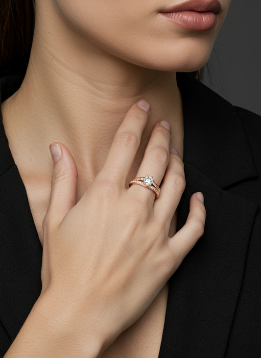 Auksinis sužadėtuvių žiedas su akmeniu ant piršto