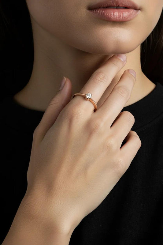 Auksinis sužadėtuvių žiedas su deimantu ant piršto