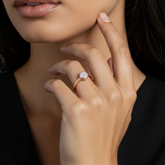 Zelta saderināšanās gredzens ar briljantu pirkstā