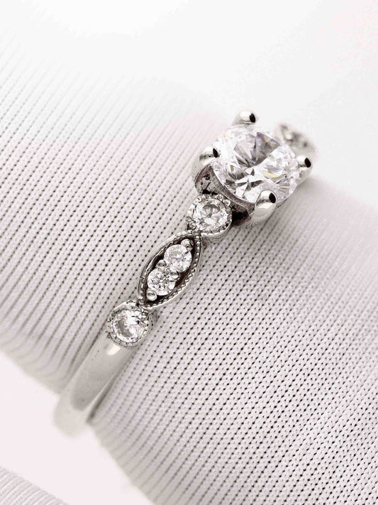 Sužadėtuvių žiedas su kompozicija iš kelių cirkoniu