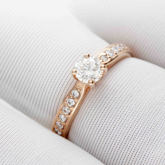 Sužadėtuvių žiedas su briliantu ir dekoratyviniais akmenukais