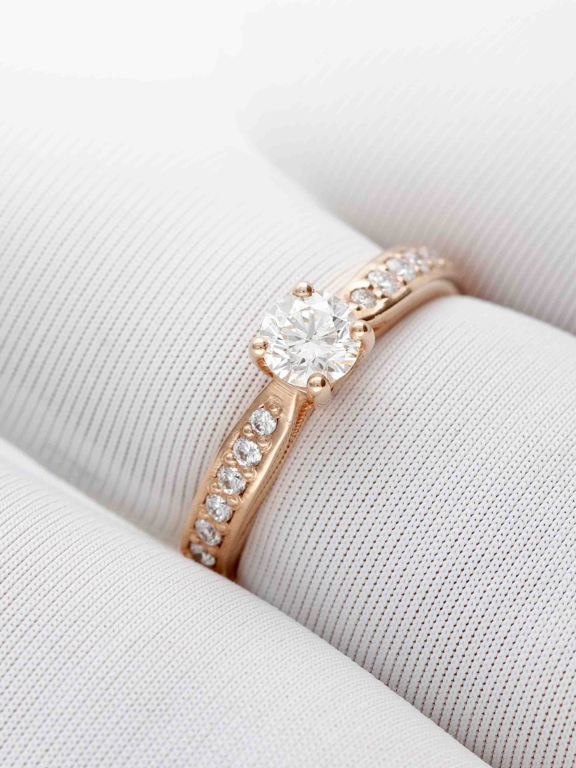 Sužadėtuvių žiedas su briliantu ir dekoratyviniais akmenukais