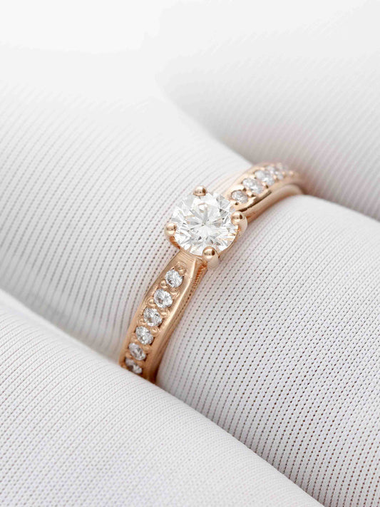 Sužadėtuvių žiedas su briliantu ir dekoratyviniais akmenukais