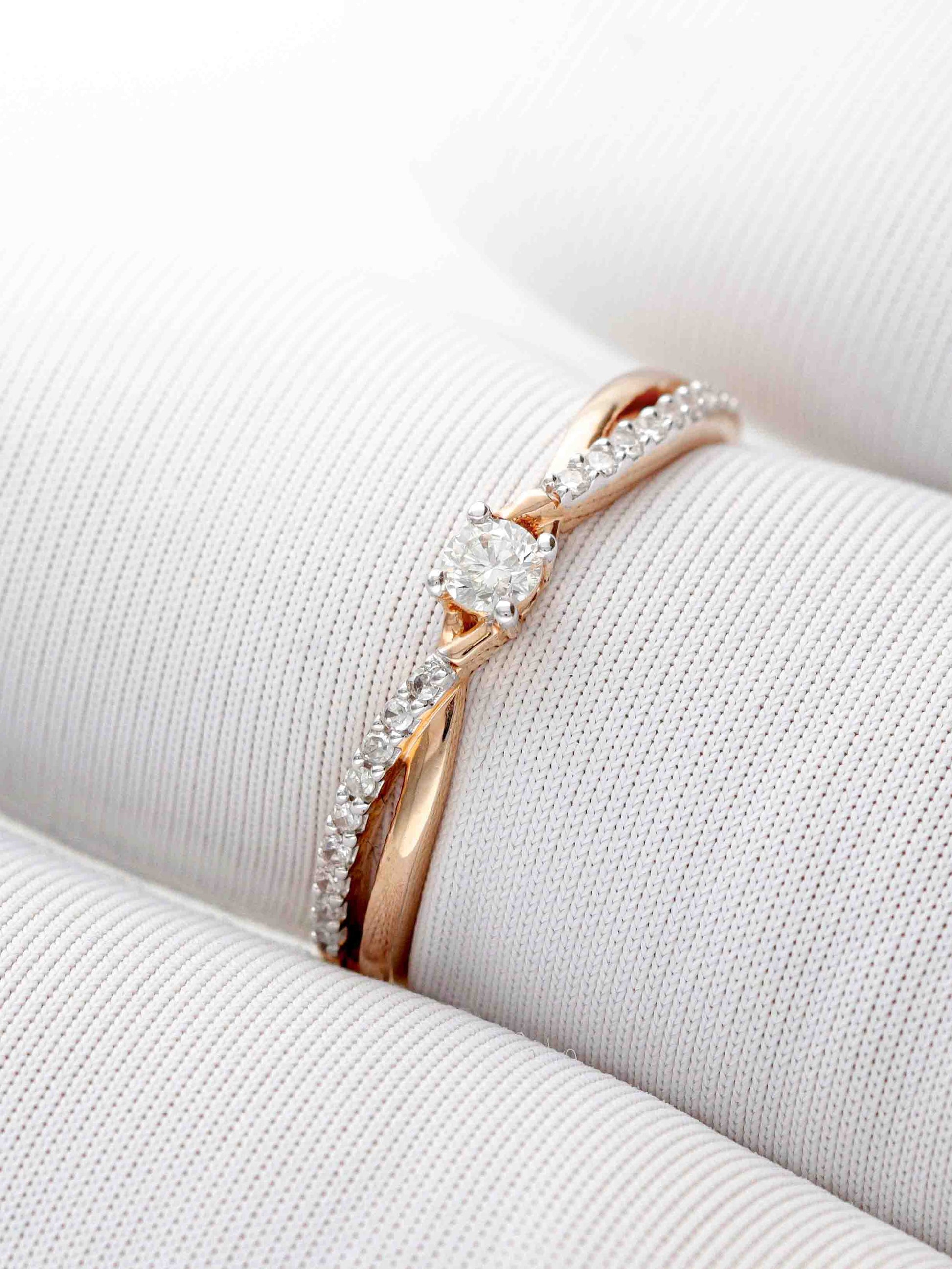 Elegantiškas deimantinis žiedas iš rožinio aukso