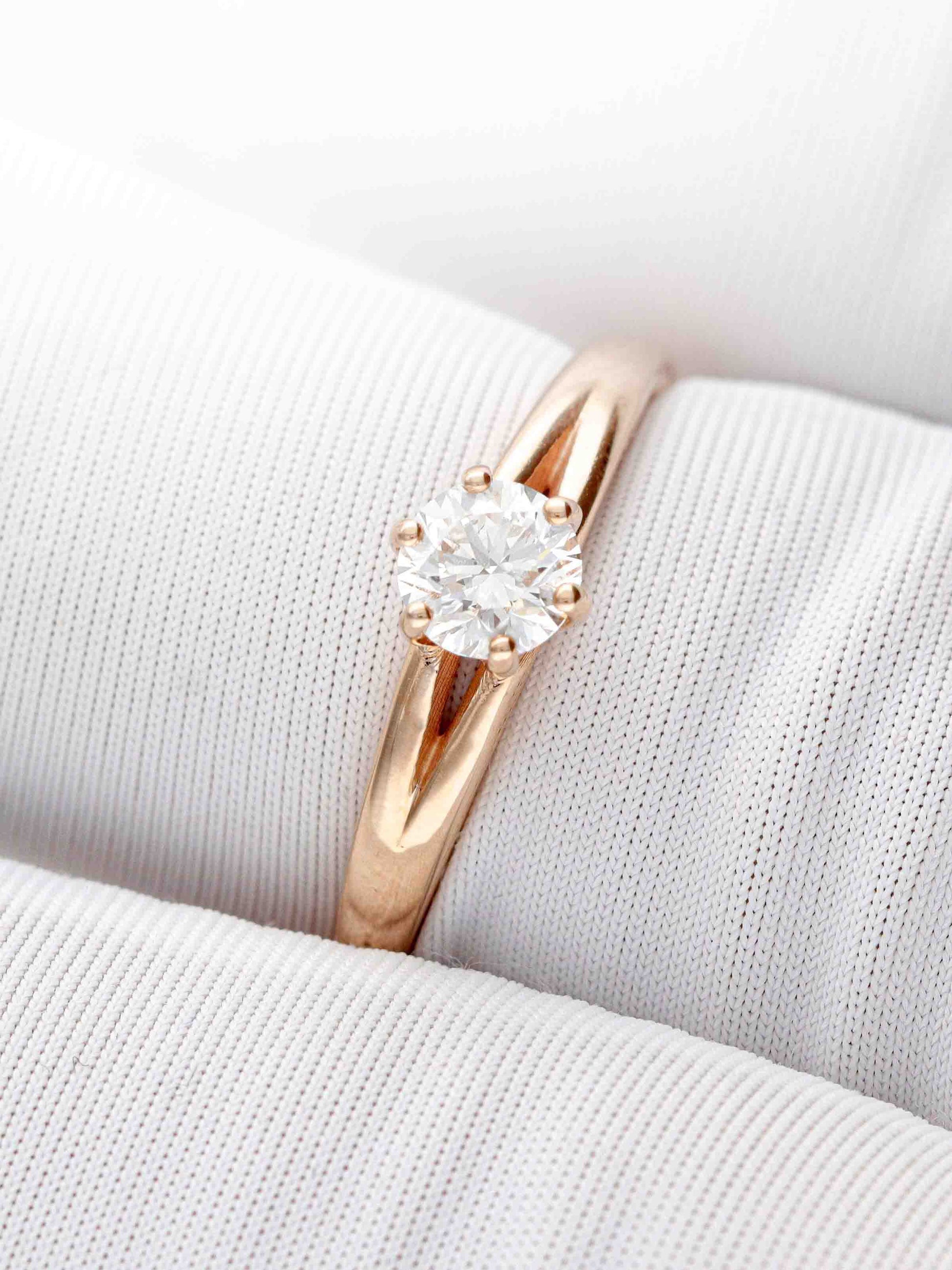 Klasikinis sužadėtuvių žiedas su 0,40 ct deimantu