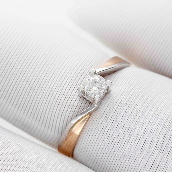 Sužadėtuvių žiedas su subtiliu 0,16 ct briliantu