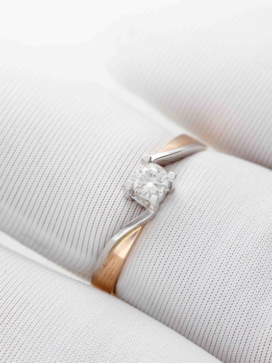 Sužadėtuvių žiedas su subtiliu 0,16 ct briliantu