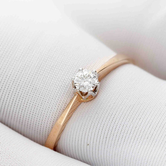 Subtilus sužadėtuvių žiedas su vienu briliantu