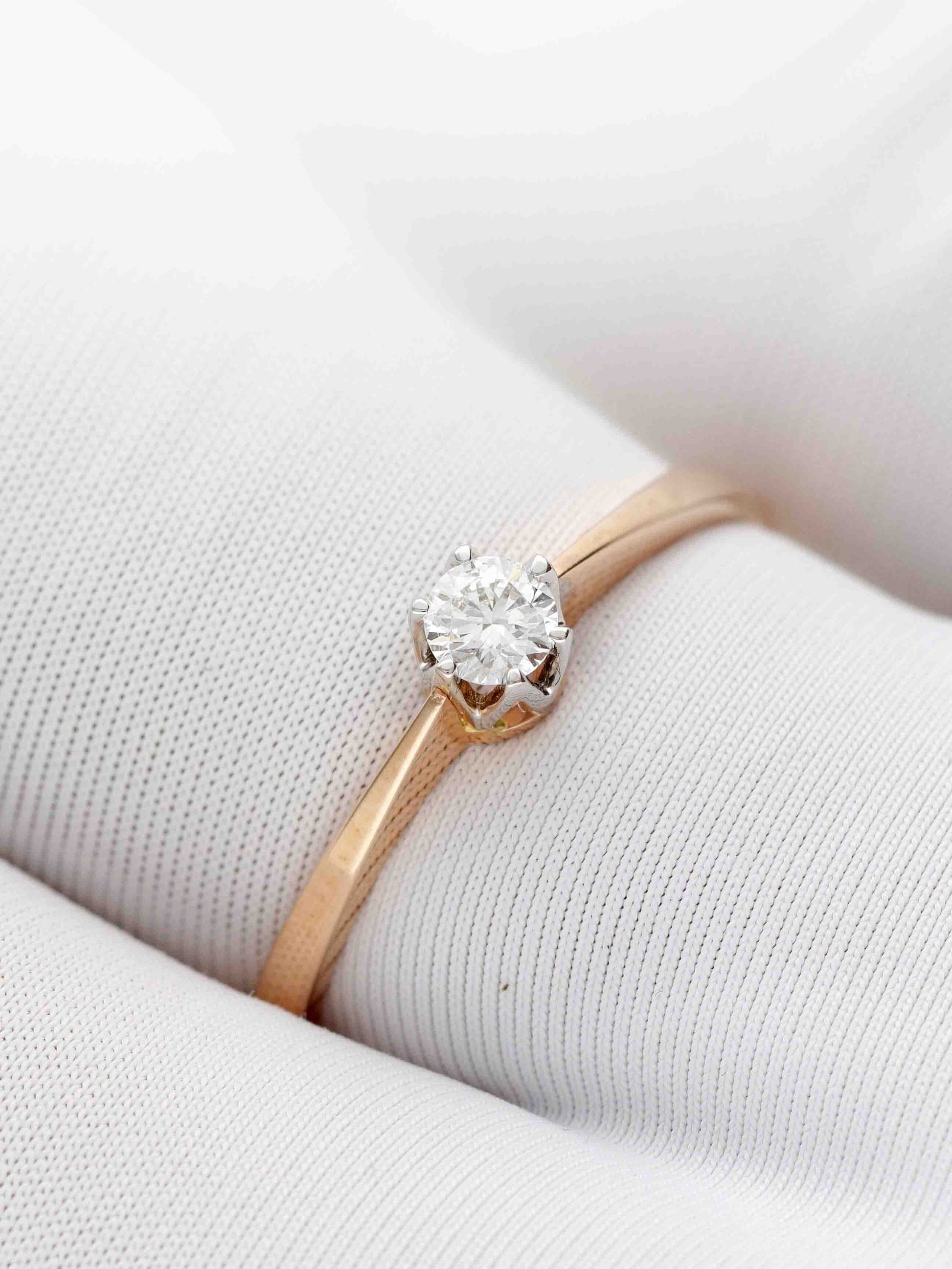 Subtilus sužadėtuvių žiedas su vienu briliantu