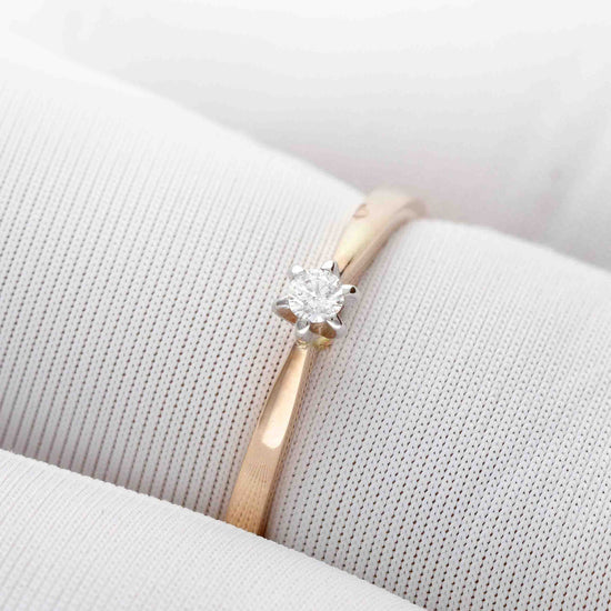 Elegantiškas auksinis žiedas su briliantu