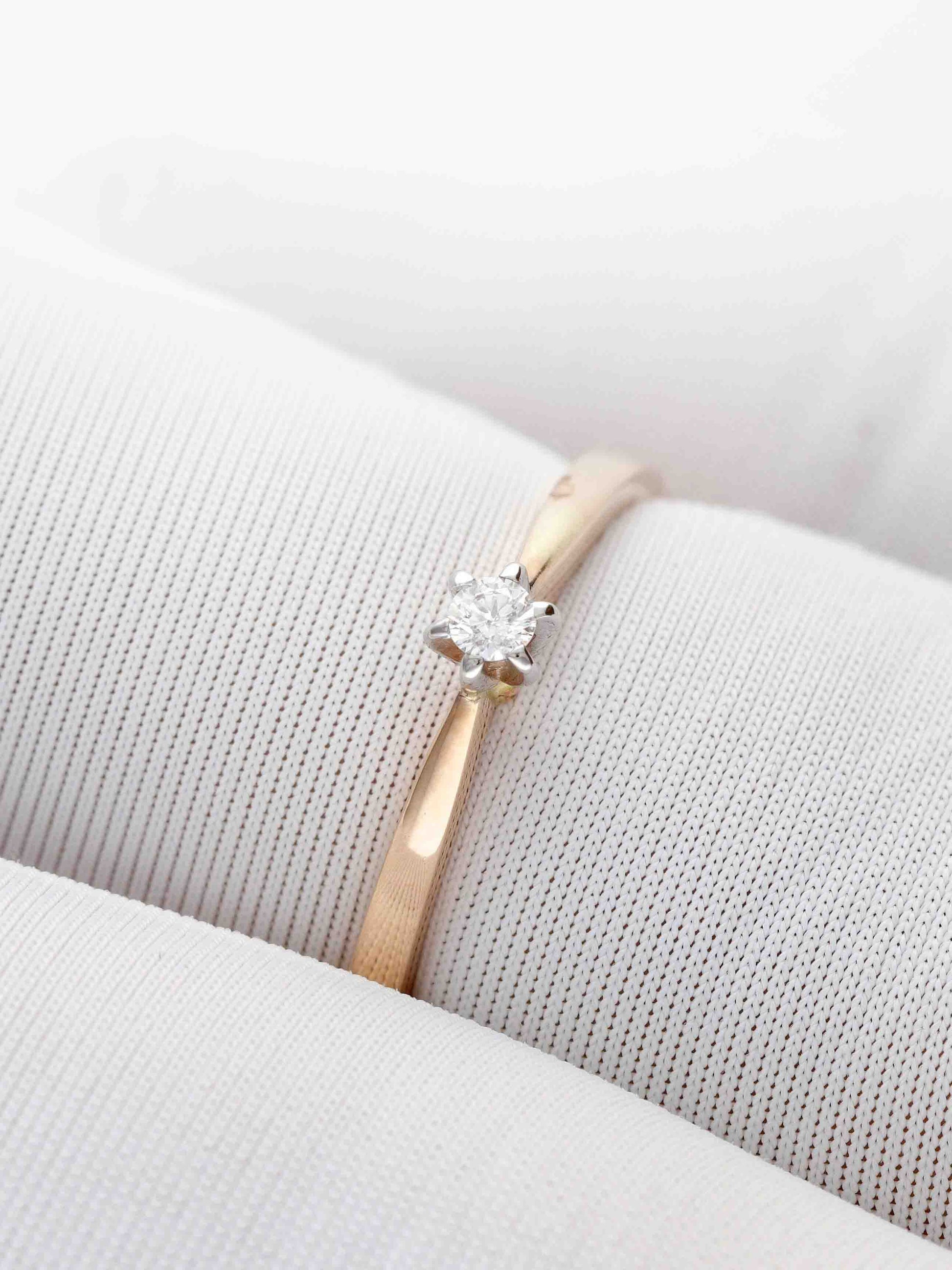 Elegantiškas auksinis žiedas su briliantu