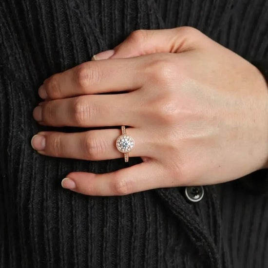 Elegantiškas sužadėtuvių žiedas dėvimas ant rankos