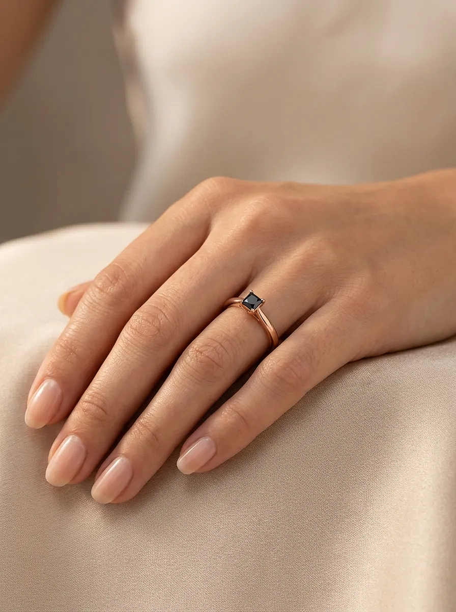 Elegantiškas moteriškas žiedas su 0.5 ct juodu brangakmeniu