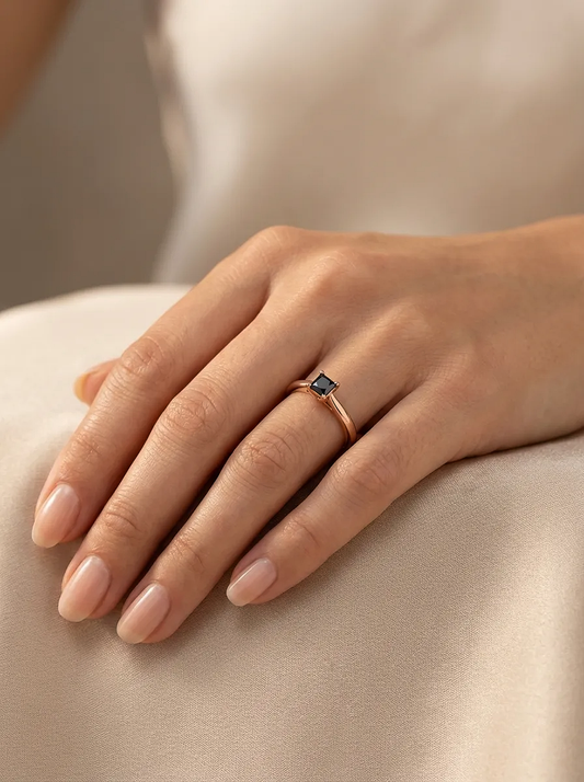 Elegantiškas moteriškas žiedas su 0.5 ct juodu brangakmeniu