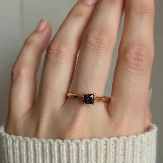 Saderināšanās gredzens ar melnu dimantu pirkstā