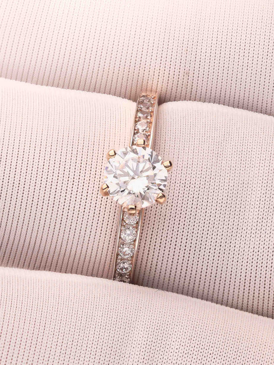 Spindintis cirkonio žiedas romantiškai progai