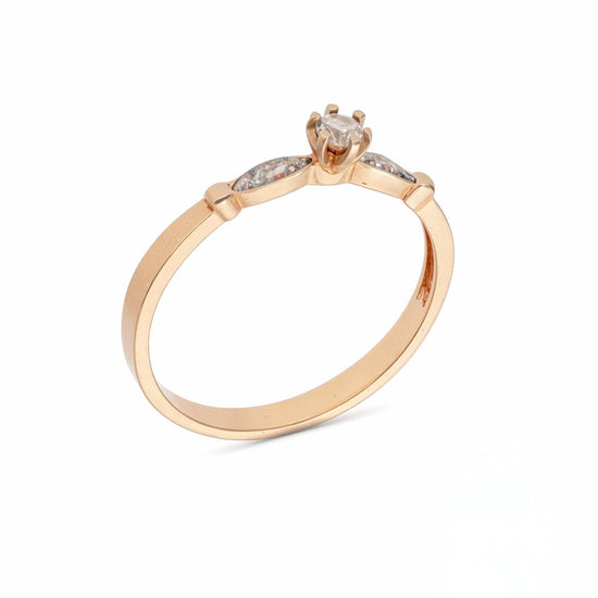 Raudono aukso žiedas su centriniu ir šoniniais briliantais